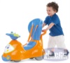 Ребенок катает машинку-каталку Chicco Quattro 4 в 1 2013