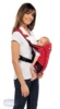 Ребенок лицом к маме в рюкзаке-переноске Chicco Go Baby Carrier вид сбоку	