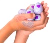 Игрушка Hatchimals находится в фиолетовом яйце с красивыми цветными крапинками